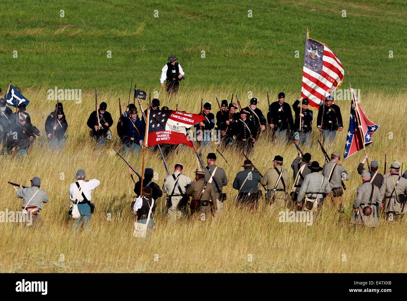 Gettysburg, USA. 4th July, 2014. Actors playing Federal and Confederate ...