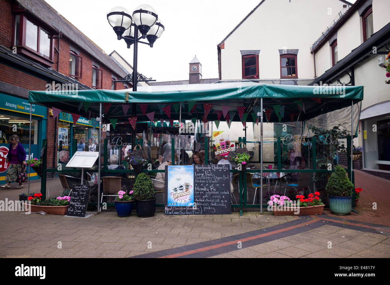 The miserable Cow outdoor café in Abergavenny Stock Photo