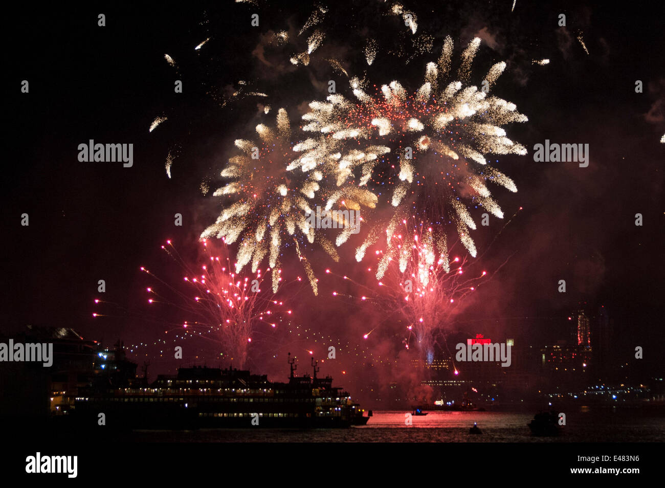 New York, US. July 4th, 2014. Fireworks exploded on the East River over the Brooklyn Bridge in celebration of the signing of the Declaration of Independence 238 years ago, when the American colonies declared their independence from Great Britain. Credit:  Terese Loeb Kreuzer/Alamy Live News Stock Photo