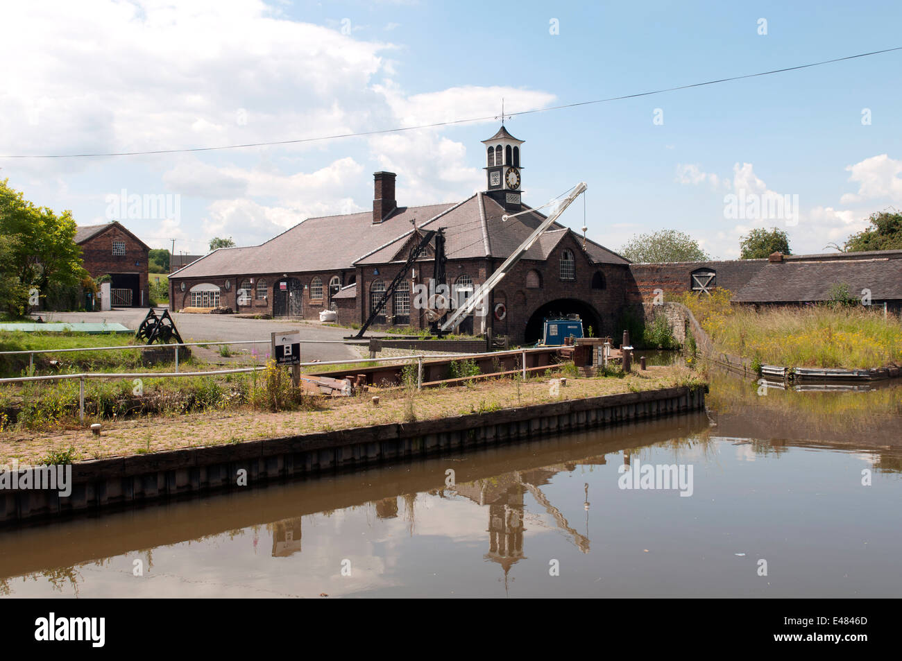 The Coventry Canal at Hartshill Wharf, Warwickshire, England, UK Stock Photo