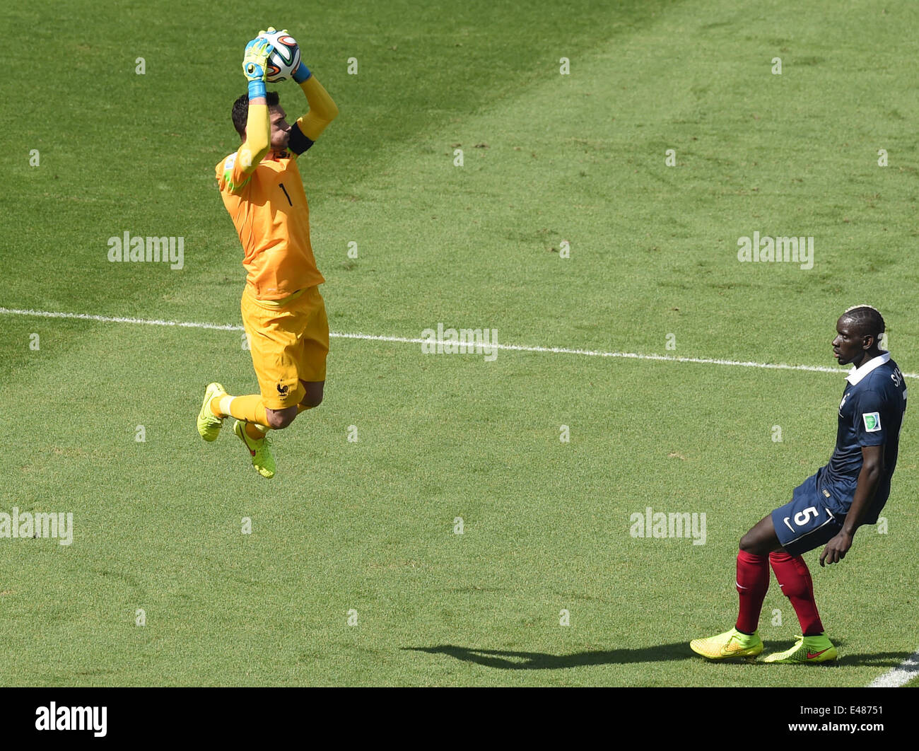 Rio de Janeiro, Brazil. 04th July, 2014. Goalkeeper Hugo Lloris (L) of France catches a ball next to Mamadou Sakho of France during the FIFA World Cup 2014 quarter final soccer match between France and Germany at Estadio do Maracana in Rio de Janeiro, Brazil, 04 July 2014. Photo: Marcus Brandt/dpa/Alamy Live News Stock Photo
