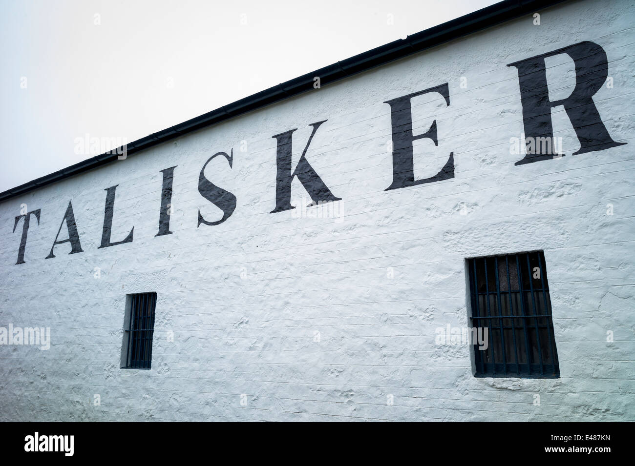 Talisker Single Malt Whisky Distillery in Carbost on Isle of Skye, SCOTLAND Stock Photo