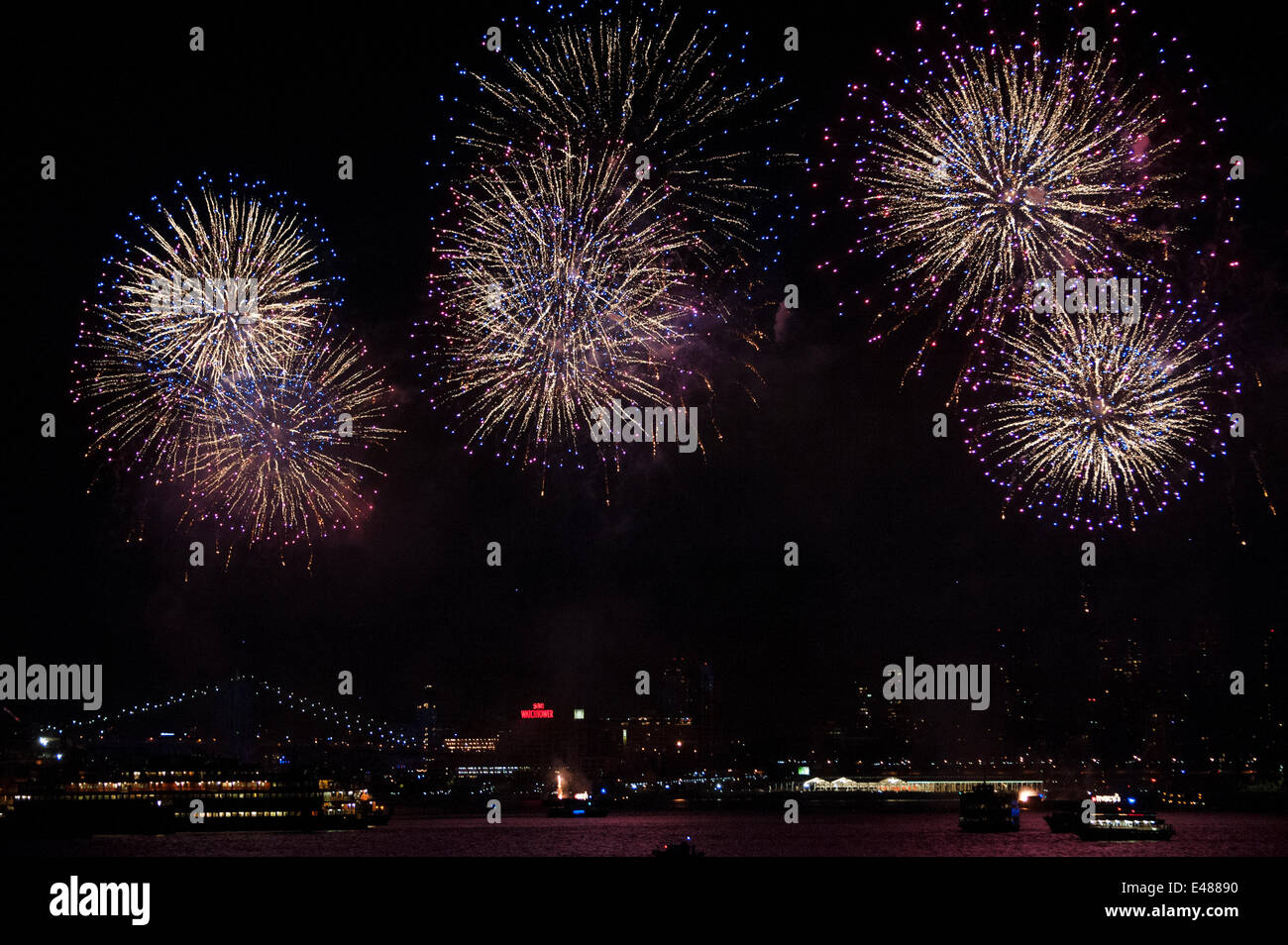 New York, US. July 4th, 2014. Fireworks exploded on the East River over the Brooklyn Bridge in celebration of the signing of the Declaration of Independence 238 years ago, when the American colonies declared their independence from Great Britain Credit: © Terese Loeb Kreuzer/Alamy Live News  Stock Photo