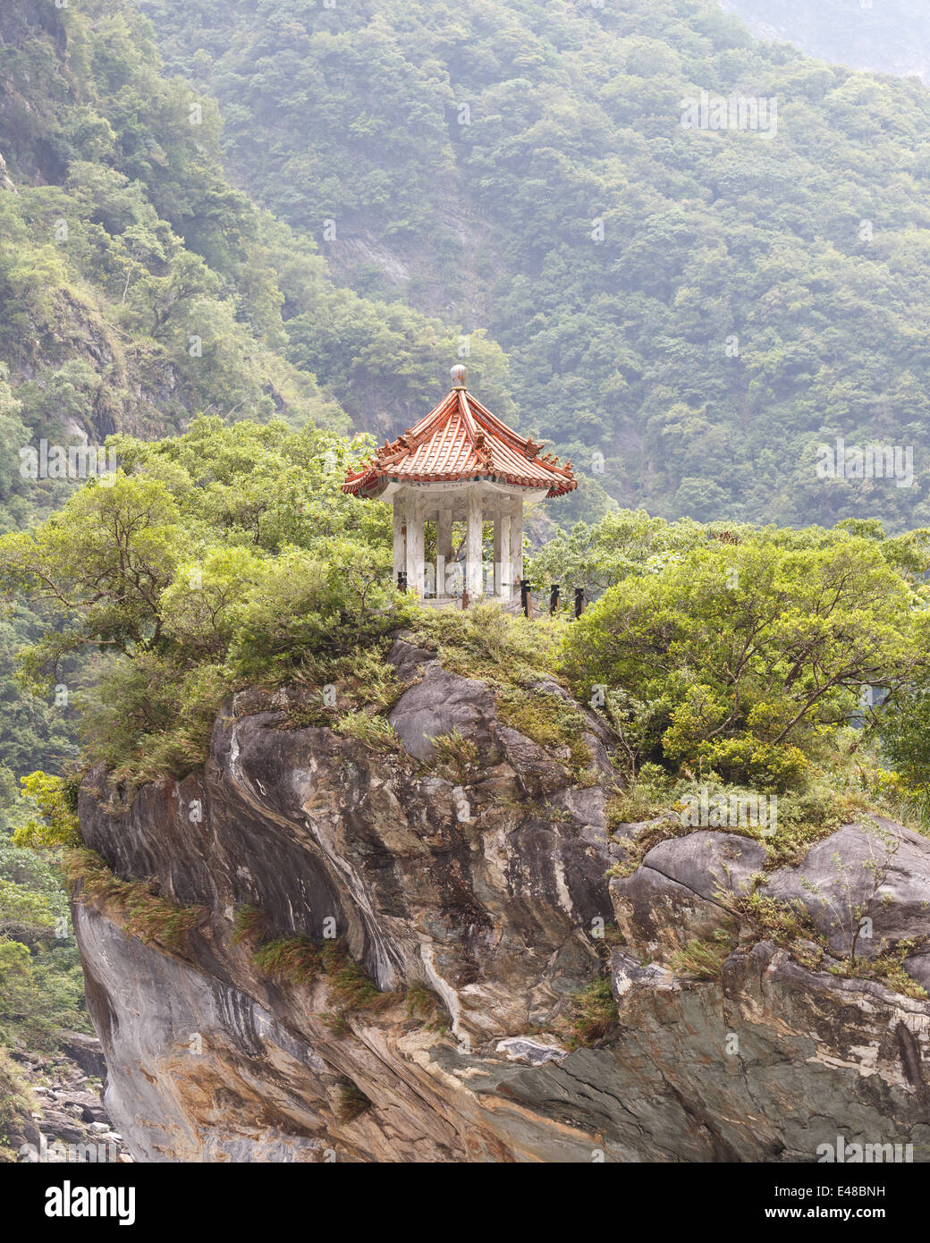 Small traditional Chinese pavilion perched atop a cliff in the mountains of Taroko National Park, Taiwan. Stock Photo