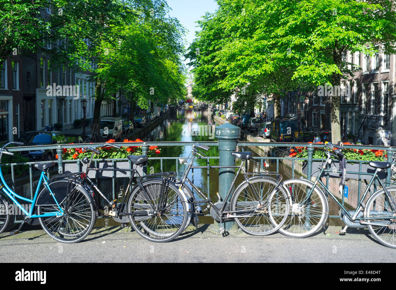 Cycles chained to railings hi-res stock photography and images - Alamy