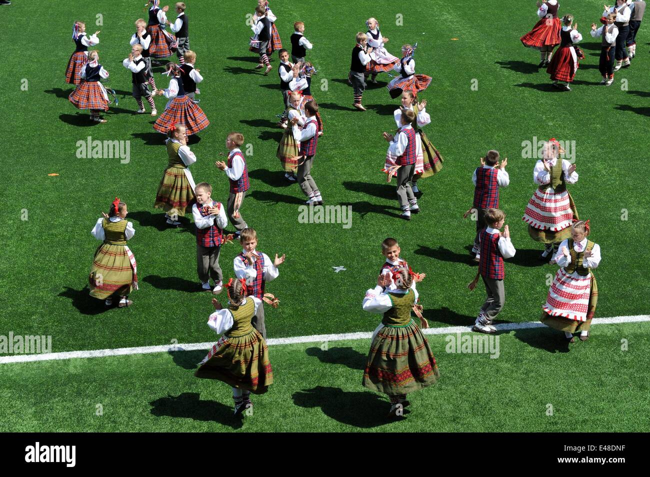 (140705) -- VILNIUS, July 5 (Xinhua) -- People perform for Dance Day during the 2014 Song Festival in Vilnius, capital of Lithuania on July 5. (Xinhua/Alfredas Pliadis) Stock Photo