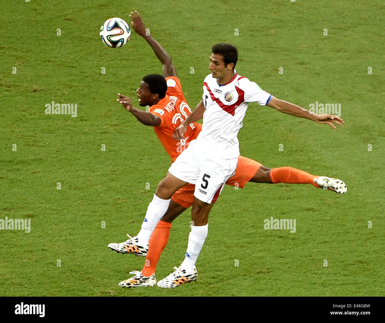 Salvador, Brazil. 5th July, 2014. Netherlands' Georginio Wijnaldum (L) vies with Costa Rica's Celso Borges during a quarter-finals match between Netherlands and Costa Rica of 2014 FIFA World Cup at the Arena Fonte Nova Stadium in Salvador, Brazil, on July 5, 2014. Credit:  Yang Lei/Xinhua/Alamy Live News Stock Photo