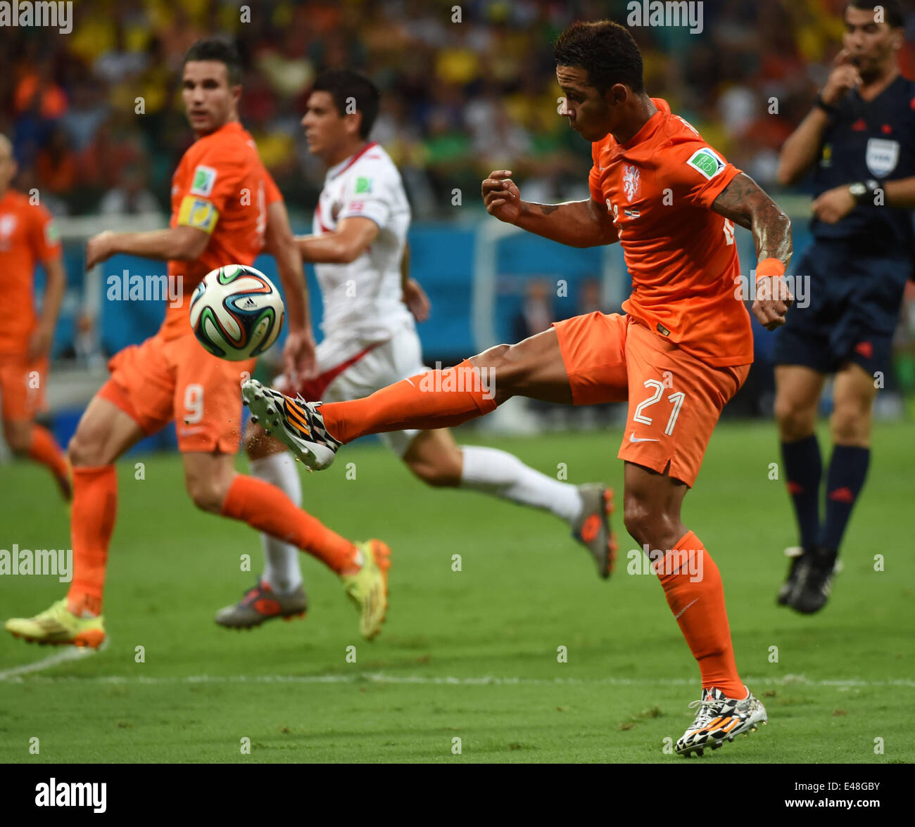 Salvador, Brazil. 5th July, 2014. Netherlands' Memphis Depay (front) controls the ball during a quarter-finals match between Netherlands and Costa Rica of 2014 FIFA World Cup at the Arena Fonte Nova Stadium in Salvador, Brazil, on July 5, 2014. Credit:  Guo Yong/Xinhua/Alamy Live News Stock Photo
