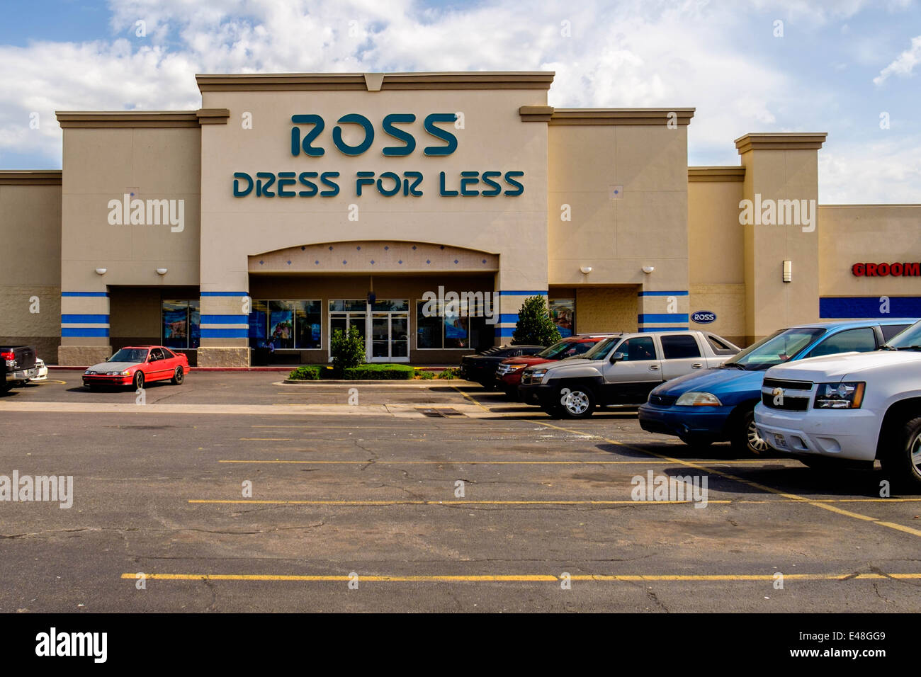 The exterior storefront, logo and parking lot of Ross Dress For Less, a discount clothing outlet. Oklahoma City, Oklahoma, USA. Stock Photo