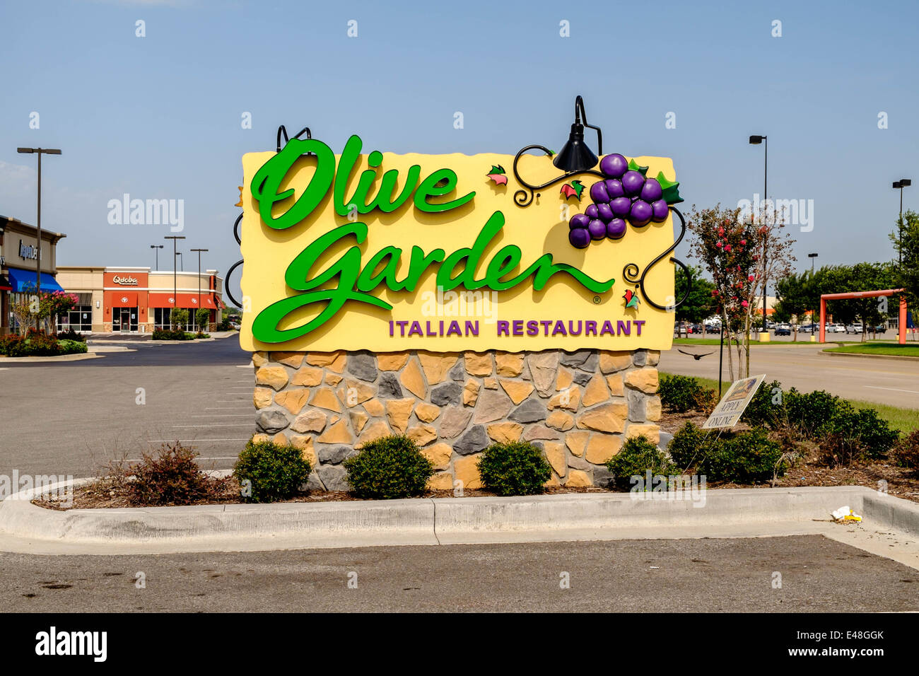 The driveway sign of Olive Garden, a restaurant serving pasta and Italian Cuisine. Oklahoma City, Oklahoma, USA. Stock Photo