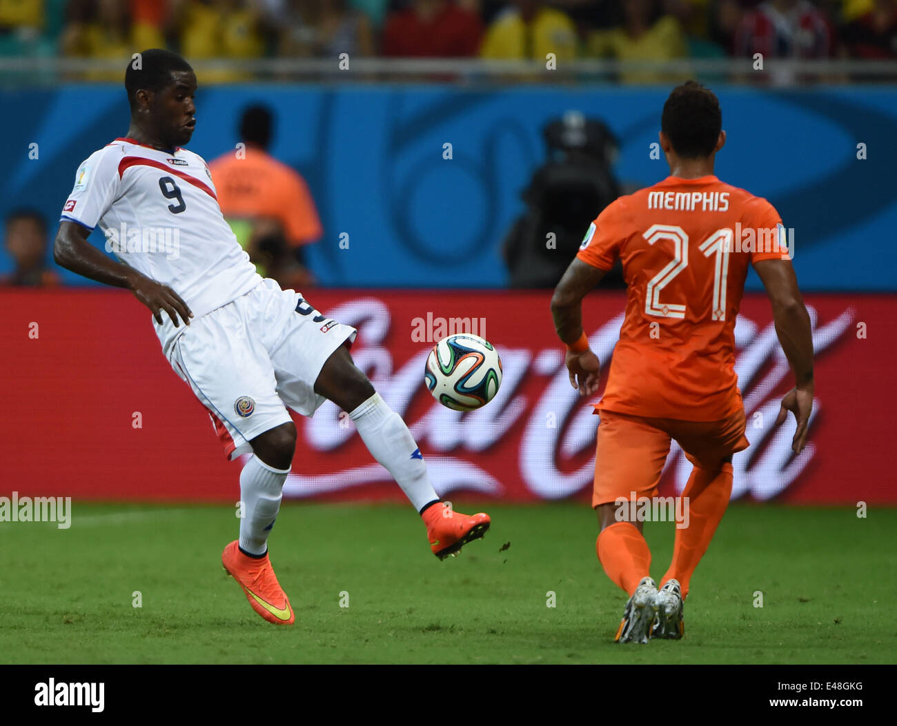 Salvador, Brazil. 5th July, 2014. Netherlands' Memphis Depay (R) vies with Costa Rica's Joel Campbell during a quarter-finals match between Netherlands and Costa Rica of 2014 FIFA World Cup at the Arena Fonte Nova Stadium in Salvador, Brazil, on July 5, 2014. Credit:  Guo Yong/Xinhua/Alamy Live News Stock Photo