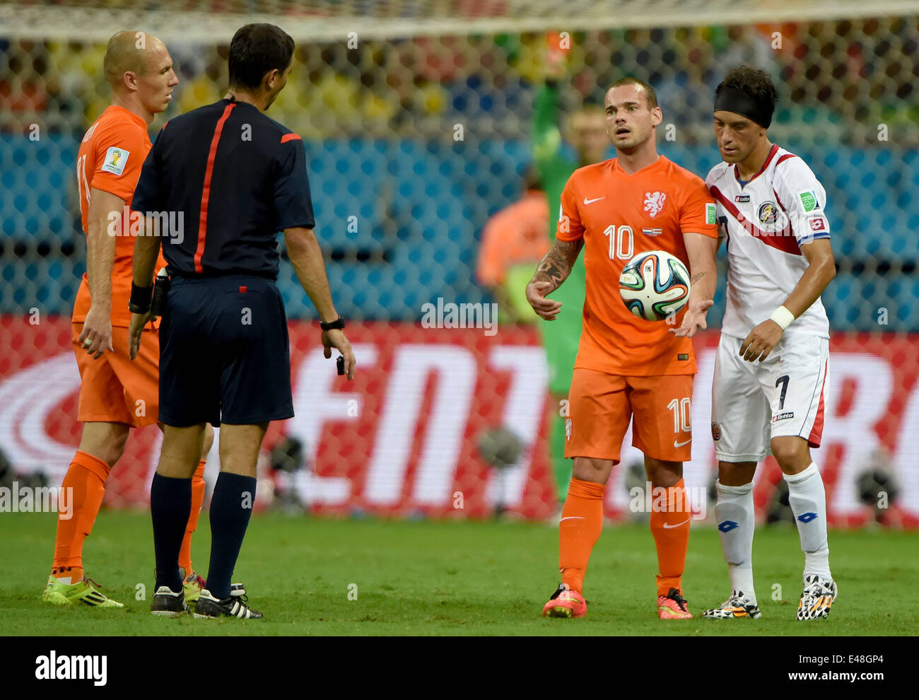 Salvador, Brazil. 5th July, 2014. Netherlands' Wesley Sneijder (2nd R) argues with referee Ravshan Irmatov during a quarter-finals match between Netherlands and Costa Rica of 2014 FIFA World Cup at the Arena Fonte Nova Stadium in Salvador, Brazil, on July 5, 2014. Credit:  Guo Yong/Xinhua/Alamy Live News Stock Photo