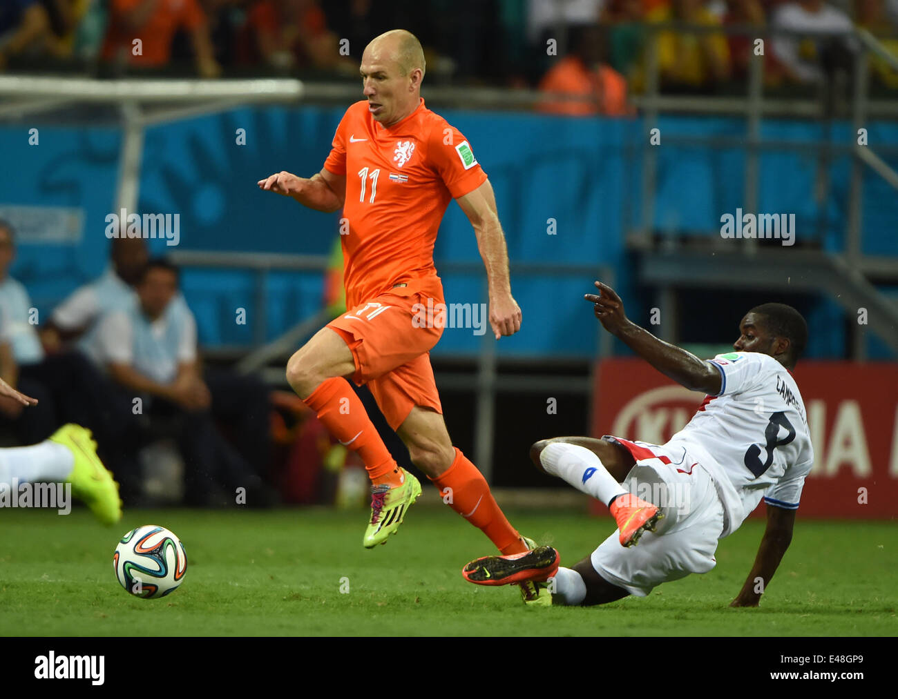 Salvador, Brazil. 5th July, 2014. Netherlands' Arjen Robben (L) vies with Costa Rica's Joel Campbell during a quarter-finals match between Netherlands and Costa Rica of 2014 FIFA World Cup at the Arena Fonte Nova Stadium in Salvador, Brazil, on July 5, 2014. Credit:  Guo Yong/Xinhua/Alamy Live News Stock Photo