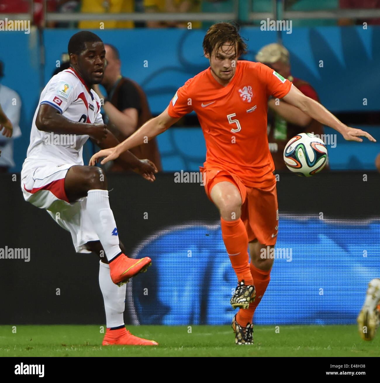 Salvador, Brazil. 5th July, 2014. Netherlands' Daley Blind (R) vies with Costa Rica's Joel Campbell during a quarter-finals match between Netherlands and Costa Rica of 2014 FIFA World Cup at the Arena Fonte Nova Stadium in Salvador, Brazil, on July 5, 2014. Credit:  Guo Yong/Xinhua/Alamy Live News Stock Photo