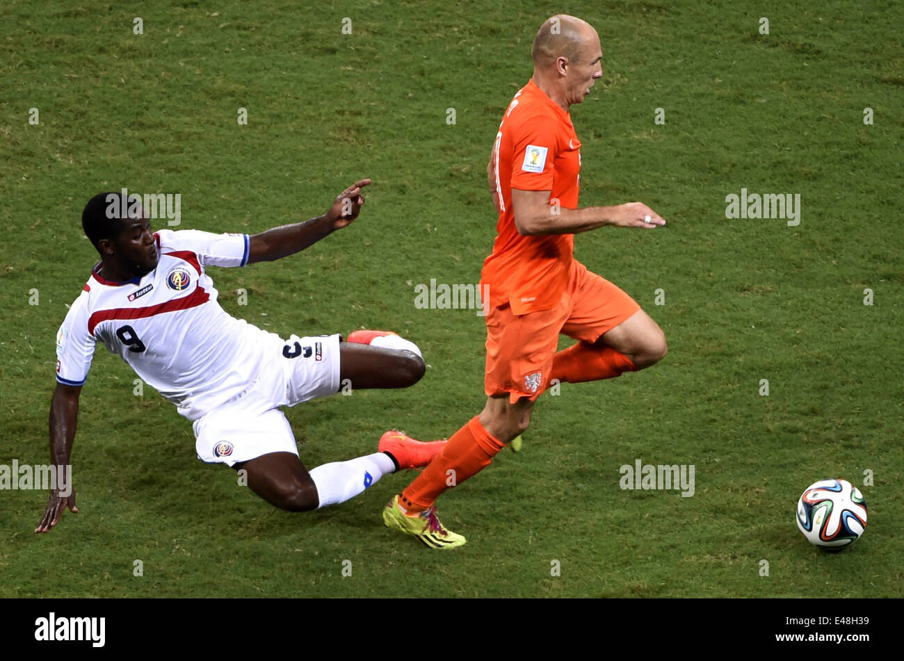 Salvador, Brazil. 5th July, 2014. Netherlands' Arjen Robben (R) breaks through the defense of Costa Rica's Joel Campbell during a quarter-finals match between Netherlands and Costa Rica of 2014 FIFA World Cup at the Arena Fonte Nova Stadium in Salvador, Brazil, on July 5, 2014. Credit:  Yang Lei/Xinhua/Alamy Live News Stock Photo