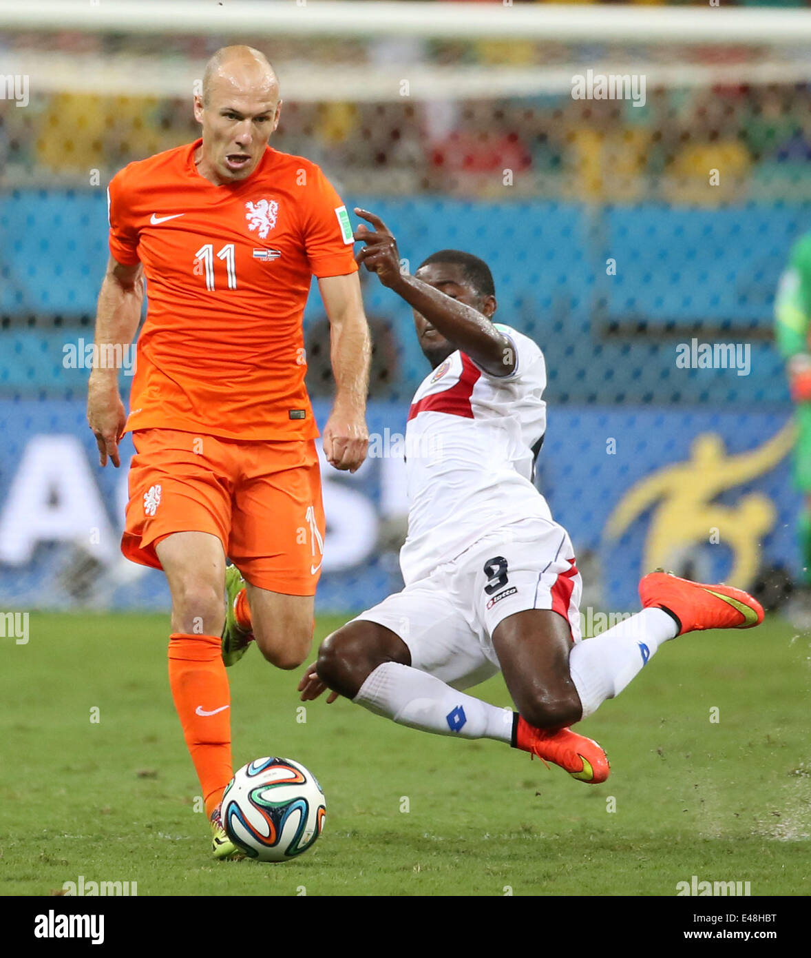 Salvador, Brazil. 5th July, 2014. Costa Rica's Joel Campbell (R) vies with Netherlands' Arjen Robben during a quarter-finals match between Netherlands and Costa Rica of 2014 FIFA World Cup at the Arena Fonte Nova Stadium in Salvador, Brazil, on July 5, 2014. Credit:  Cao Can/Xinhua/Alamy Live News Stock Photo