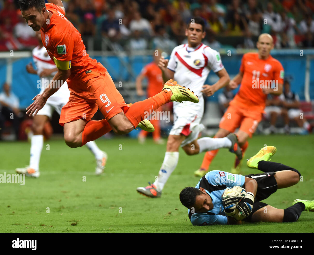 Salvador, Brazil. 5th July, 2014. Costa Rica's goalkeeper Keilor Navas (bottom) grabs the ball shot by Netherlands' Robin van Persie (L, front) during a quarter-finals match between Netherlands and Costa Rica of 2014 FIFA World Cup at the Arena Fonte Nova Stadium in Salvador, Brazil, on July 5, 2014. Credit:  Guo Yong/Xinhua/Alamy Live News Stock Photo