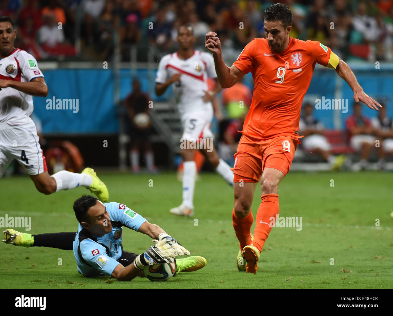 Salvador, Brazil. 5th July, 2014. Costa Rica's goalkeeper Keilor Navas (bottom) grabs the ball shot by Netherlands' Robin van Persie (R) during a quarter-finals match between Netherlands and Costa Rica of 2014 FIFA World Cup at the Arena Fonte Nova Stadium in Salvador, Brazil, on July 5, 2014. Credit:  Guo Yong/Xinhua/Alamy Live News Stock Photo