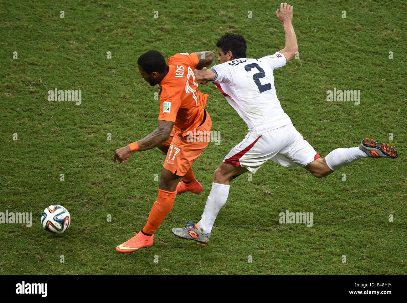 Salvador, Brazil. 5th July, 2014. Netherlands' Jeremain Lens (L) vies with Costa Rica's Johnny Acosta during a quarter-finals match between Netherlands and Costa Rica of 2014 FIFA World Cup at the Arena Fonte Nova Stadium in Salvador, Brazil, on July 5, 2014. Credit:  Yang Lei/Xinhua/Alamy Live News Stock Photo
