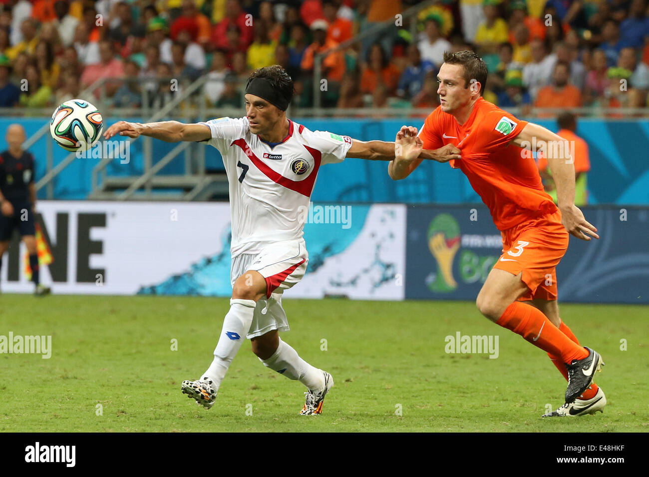 Salvador, Brazil. 5th July, 2014. Costa Rica's Christian Bolanos (L) vies with Netherlands' Stefan de Vrij during a quarter-finals match between Netherlands and Costa Rica of 2014 FIFA World Cup at the Arena Fonte Nova Stadium in Salvador, Brazil, on July 5, 2014. Credit:  Guo Yong/Xinhua/Alamy Live News Stock Photo