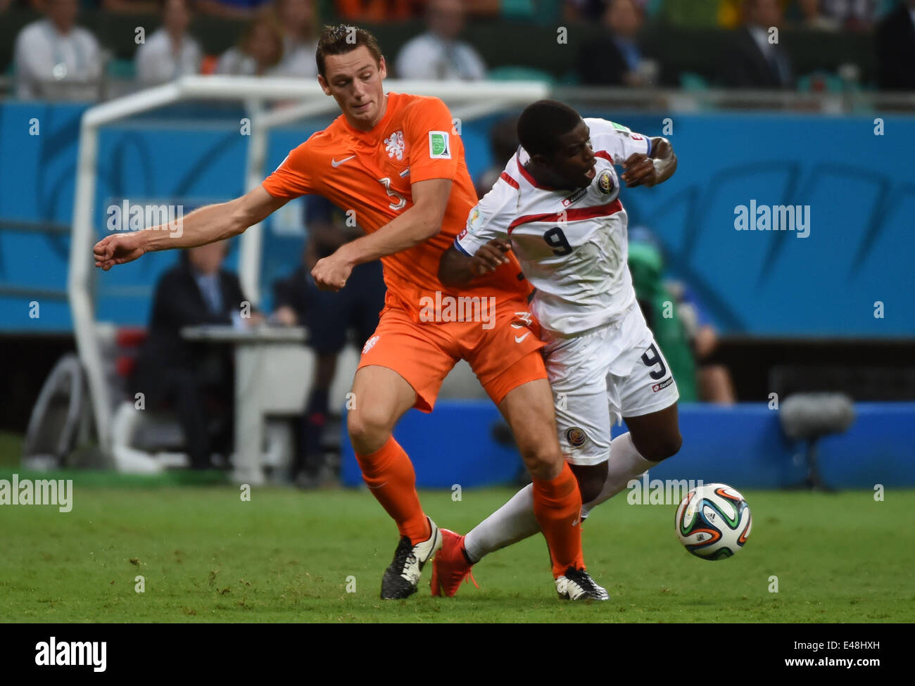 Salvador, Brazil. 5th July, 2014. Costa Rica's Joel Campbell (R) vies with Netherlands' Stefan de Vrij during a quarter-finals match between Netherlands and Costa Rica of 2014 FIFA World Cup at the Arena Fonte Nova Stadium in Salvador, Brazil, on July 5, 2014. Credit:  Guo Yong/Xinhua/Alamy Live News Stock Photo