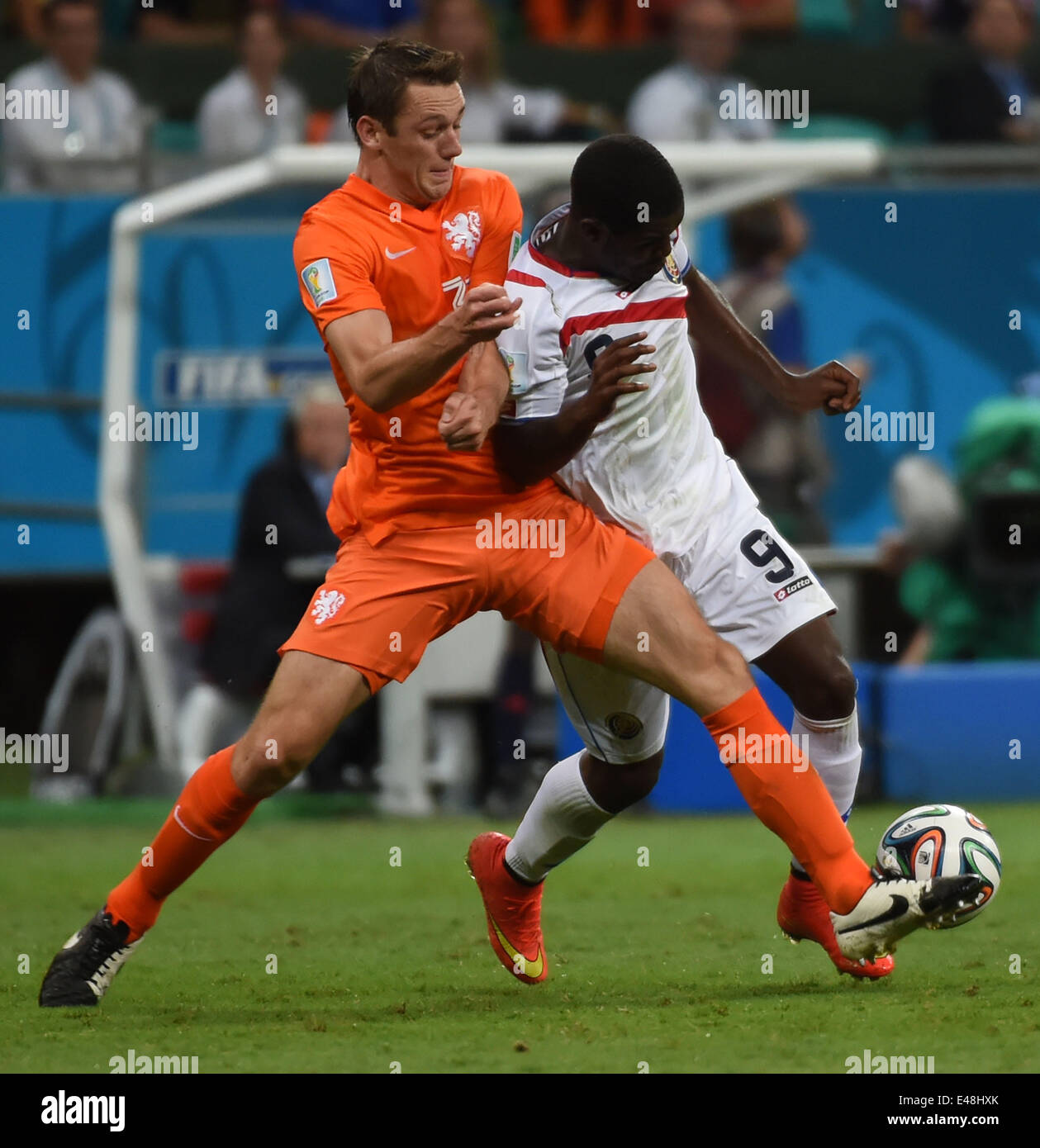 Salvador, Brazil. 5th July, 2014. Costa Rica's Joel Campbell (R) vies with Netherlands' Stefan de Vrij during a quarter-finals match between Netherlands and Costa Rica of 2014 FIFA World Cup at the Arena Fonte Nova Stadium in Salvador, Brazil, on July 5, 2014. Credit:  Guo Yong/Xinhua/Alamy Live News Stock Photo