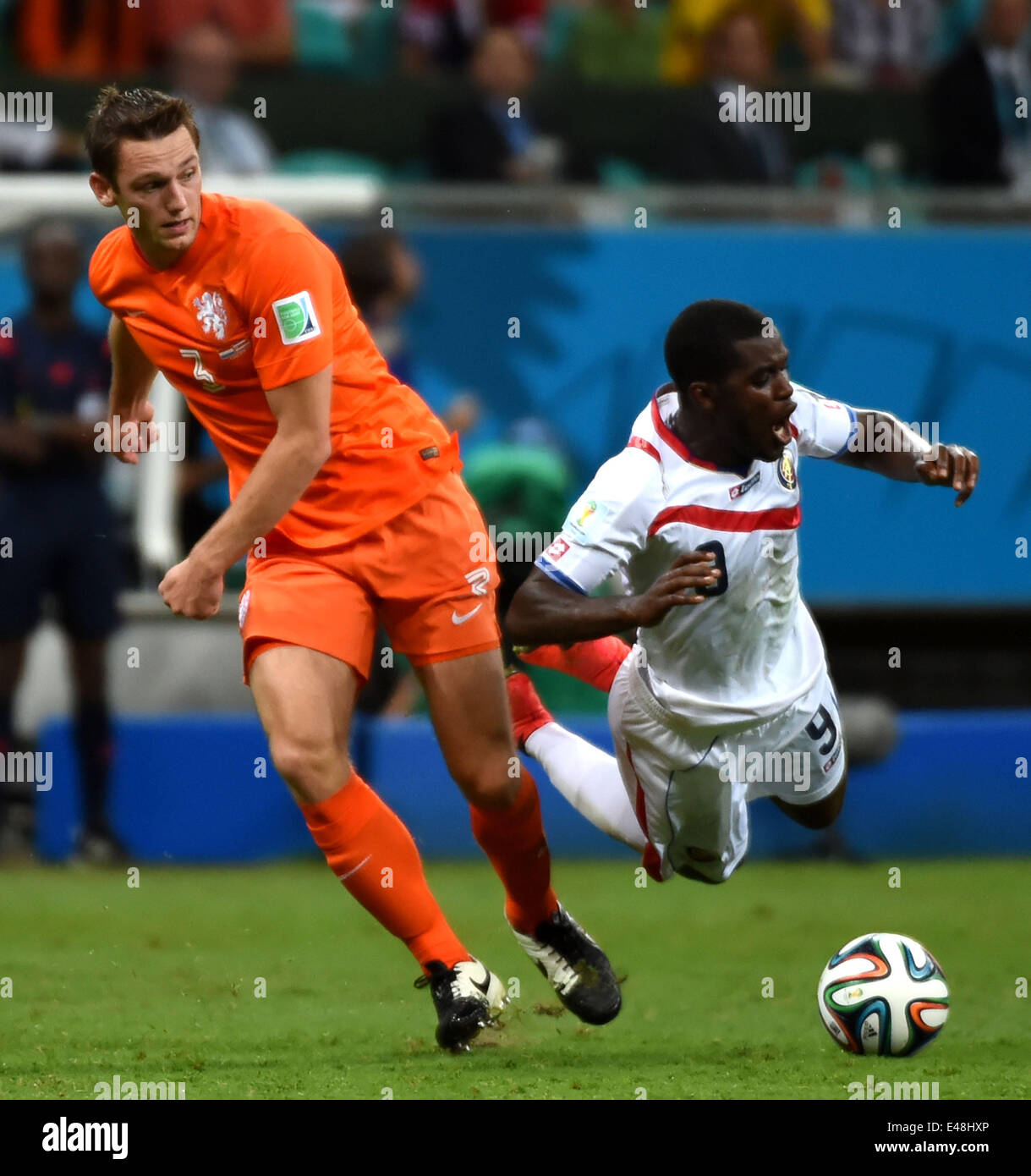 Salvador, Brazil. 5th July, 2014. Costa Rica's Joel Campbell (R) vies with Netherlands' Stefan de Vrij during a quarter-finals match between Netherlands and Costa Rica of 2014 FIFA World Cup at the Arena Fonte Nova Stadium in Salvador, Brazil, on July 5, 2014. Credit:  Guo Yong/Xinhua/Alamy Live News Stock Photo