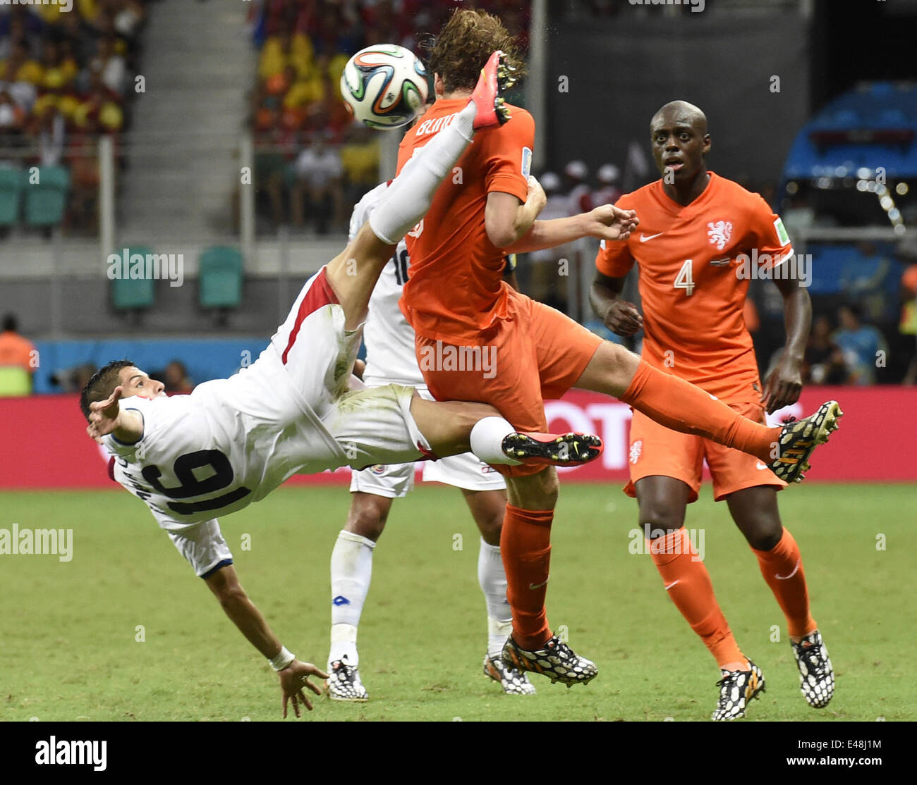 Salvador, Brazil. 5th July, 2014. Costa Rica's Christian Gamboa (L) attempts an overhead kick during a quarter-finals match between Netherlands and Costa Rica of 2014 FIFA World Cup at the Arena Fonte Nova Stadium in Salvador, Brazil, on July 5, 2014. Credit:  Lui Siu Wai/Xinhua/Alamy Live News Stock Photo