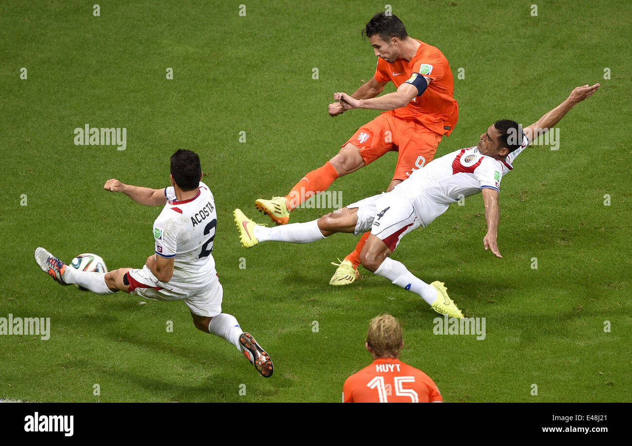 Salvador, Brazil. 5th July, 2014. Netherlands' Robin van Persie vies with Costa Rica's Johnny Acosta (L) during a quarter-finals match between Netherlands and Costa Rica of 2014 FIFA World Cup at the Arena Fonte Nova Stadium in Salvador, Brazil, on July 5, 2014. Credit:  Yang Lei/Xinhua/Alamy Live News Stock Photo