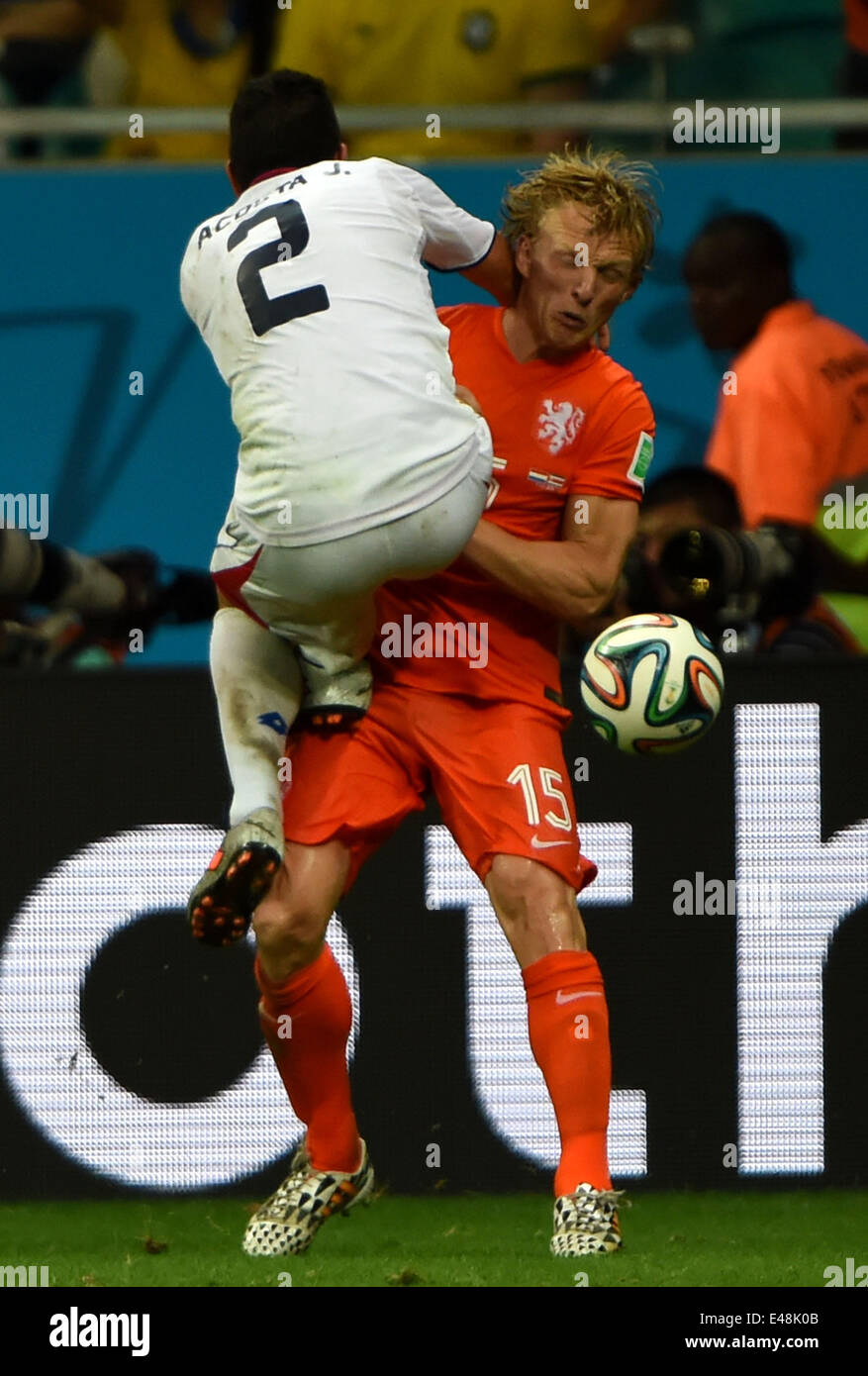 Salvador, Brazil. 5th July, 2014. Costa Rica's Johnny Acosta (L) vies with Netherlands' Dirk Kuyt during a quarter-finals match between Netherlands and Costa Rica of 2014 FIFA World Cup at the Arena Fonte Nova Stadium in Salvador, Brazil, on July 5, 2014. Credit:  Guo Yong/Xinhua/Alamy Live News Stock Photo