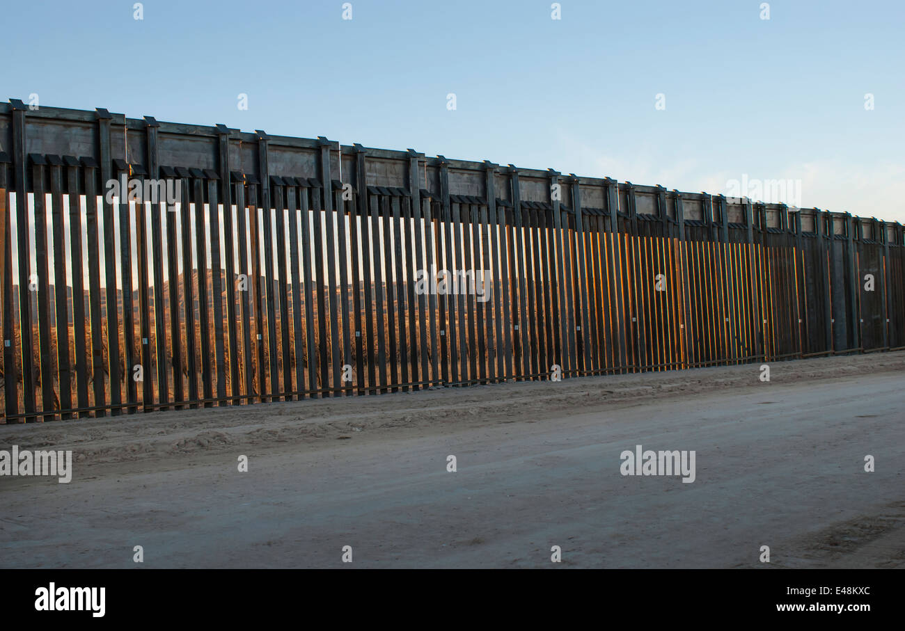 US Border Fence, east of Nogales Arizona USA, constructed autumn and winter of 2008, viewed from US side Stock Photo