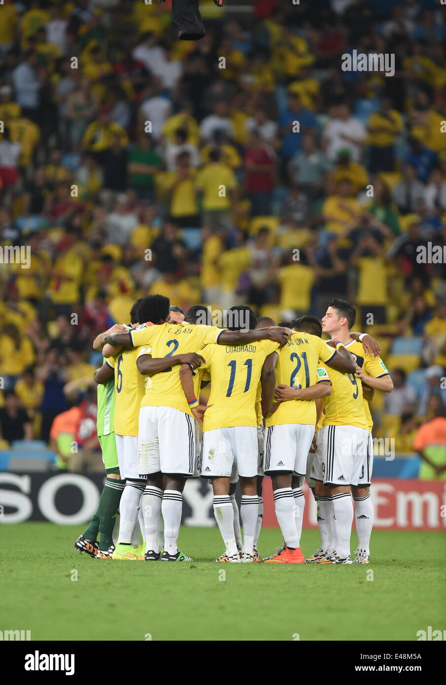 Rio De Janeiro, Brazil. 28th June, 2014. Colombia team group (COL) Football/Soccer : Colombia players including James Rodriguez (R) make a circle before the second half during the FIFA World Cup Brazil 2014 Round of 16 match between Colombia 2-0 Uruguay at Estadio do Maracana in Rio De Janeiro, Brazil . © SONG Seak-In/AFLO/Alamy Live News Stock Photo