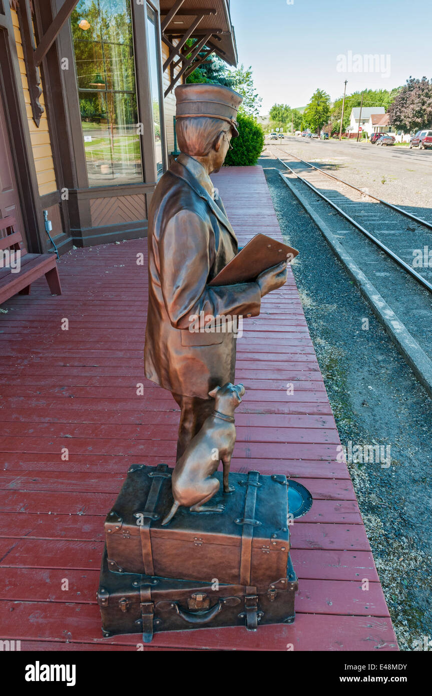 Washington, Dayton, Historic Train Depot built 1881, life-size Stationmaster bronze sculpture by artist Keith McMasters Stock Photo
