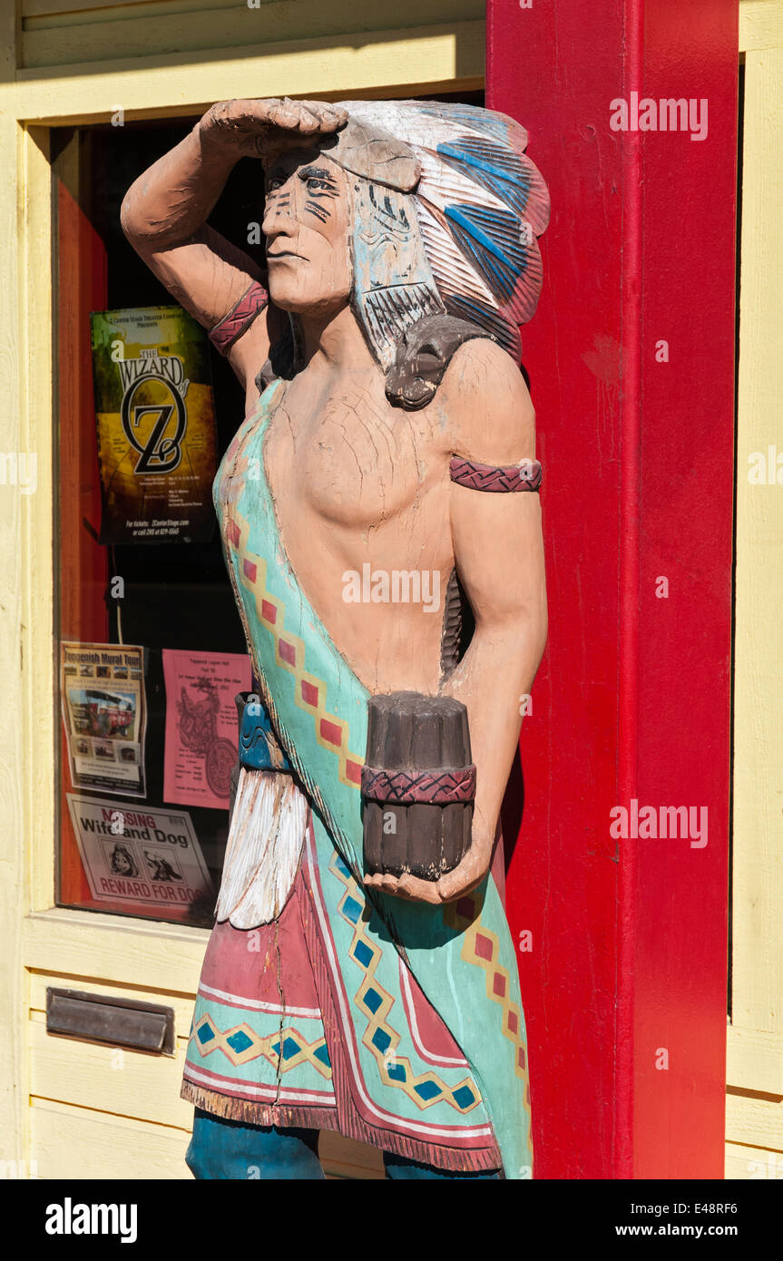 Washington, Toppenish, wooden cigar store indian Stock Photo Alamy