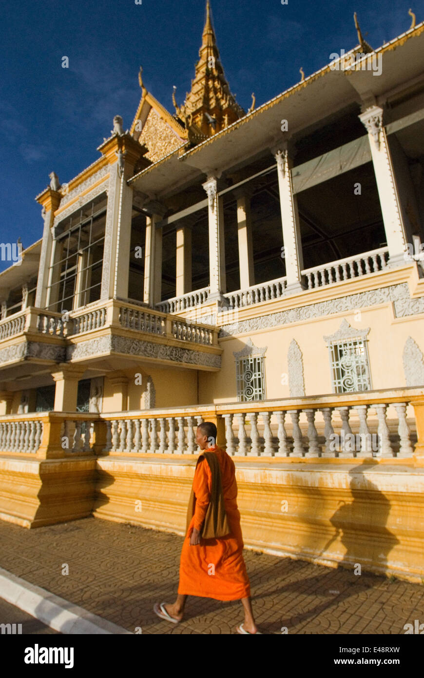 Monks walk outside the Royal Palace. Phnom Penh. Gleaming in gold, the Royal Palace is one of Phnom Penh?s most splendid archite Stock Photo