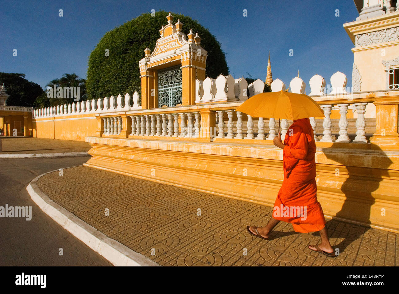 Monks walk outside the Royal Palace. Phnom Penh. Gleaming in gold, the Royal Palace is one of Phnom Penh?s most splendid archite Stock Photo