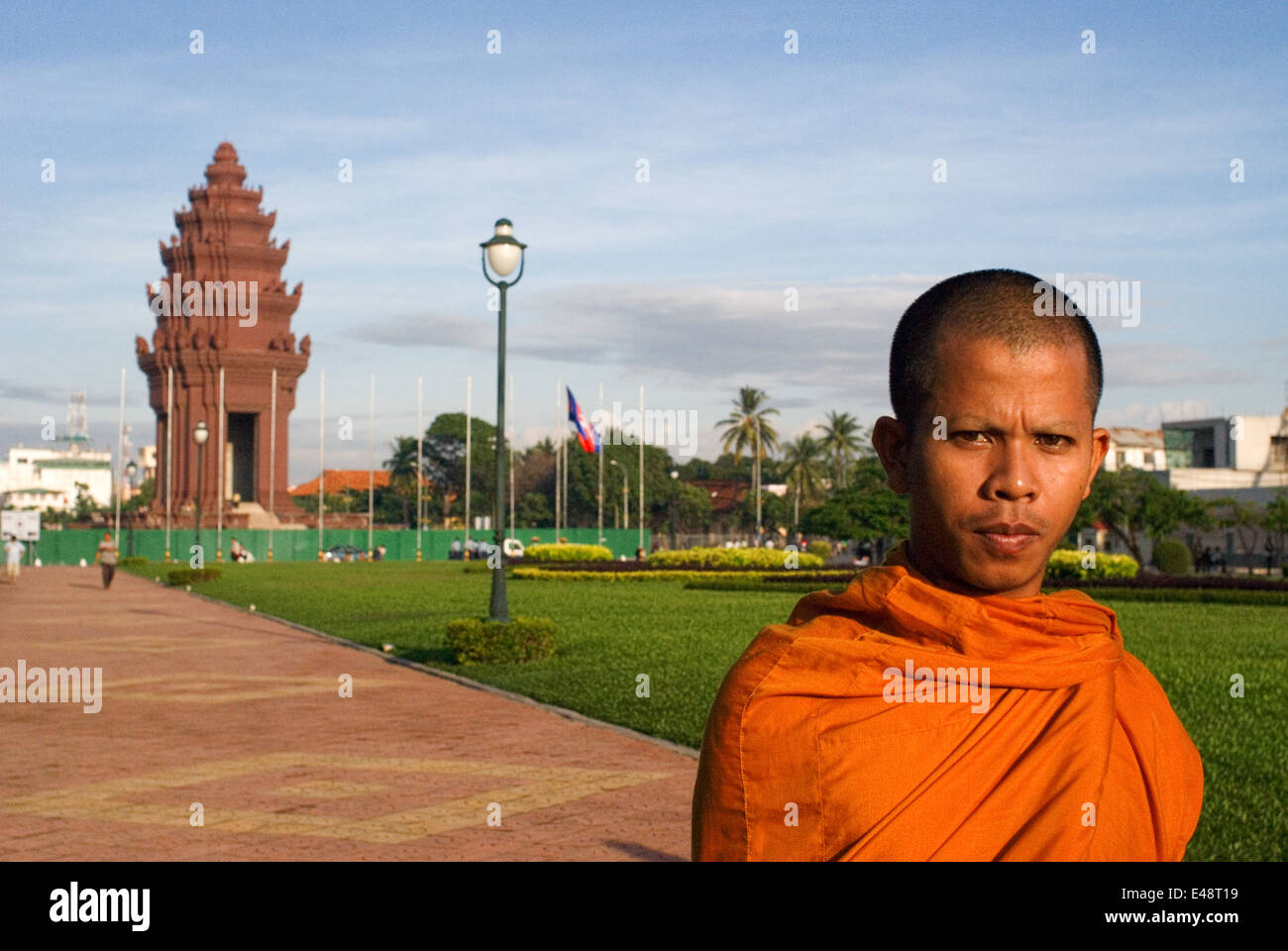 Monk at Independence monument in Phnom Penh, Cambodia, Asia. The Independence Monument, in Phnom Penh, capital of Cambodia, was Stock Photo
