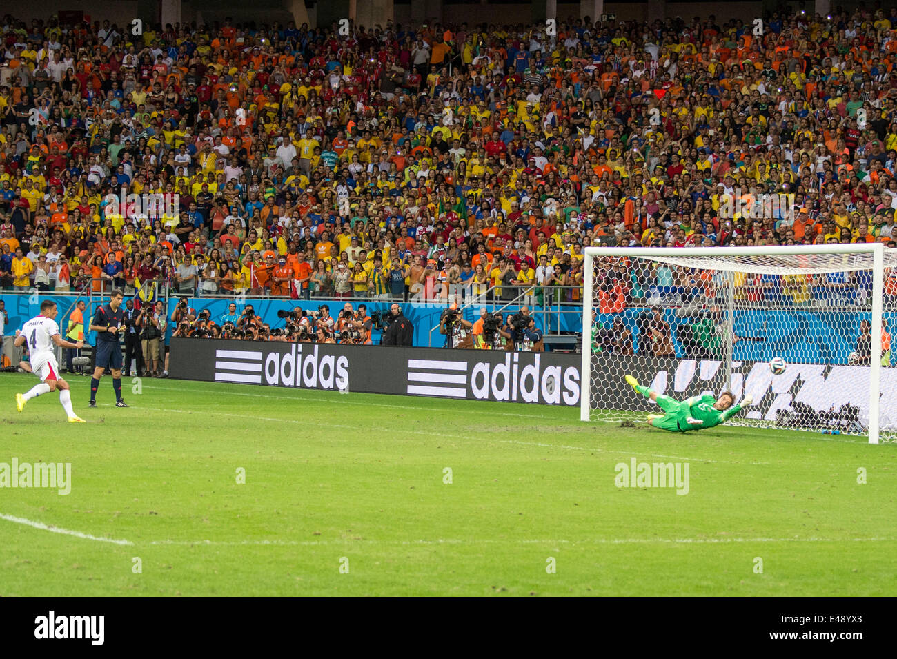 Salvador, Brazil. 5th July, 2014. Michael Umana (CRC), Tim Krul (NED) Football/Soccer : Michael Umana of Costa Rica misses in a penalty shoot out during the FIFA World Cup Brazil 2014 quarter-finals match between Netherlands 0(4-3)0 Costa Rica at Arena Fonte Nova stadium in Salvador, Brazil . Credit:  Maurizio Borsari/AFLO/Alamy Live News Stock Photo