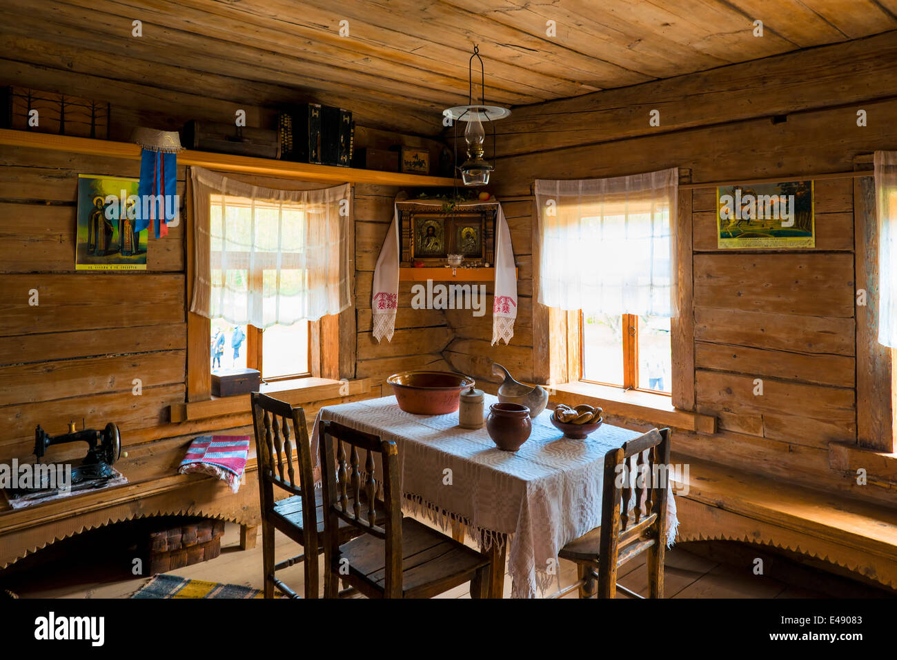 музей отражение суздаль. лавка коник в русской избе. музей деревянного зодчества в суздале конник. как называется мужская лавка в избе. простая крестьянская изба.