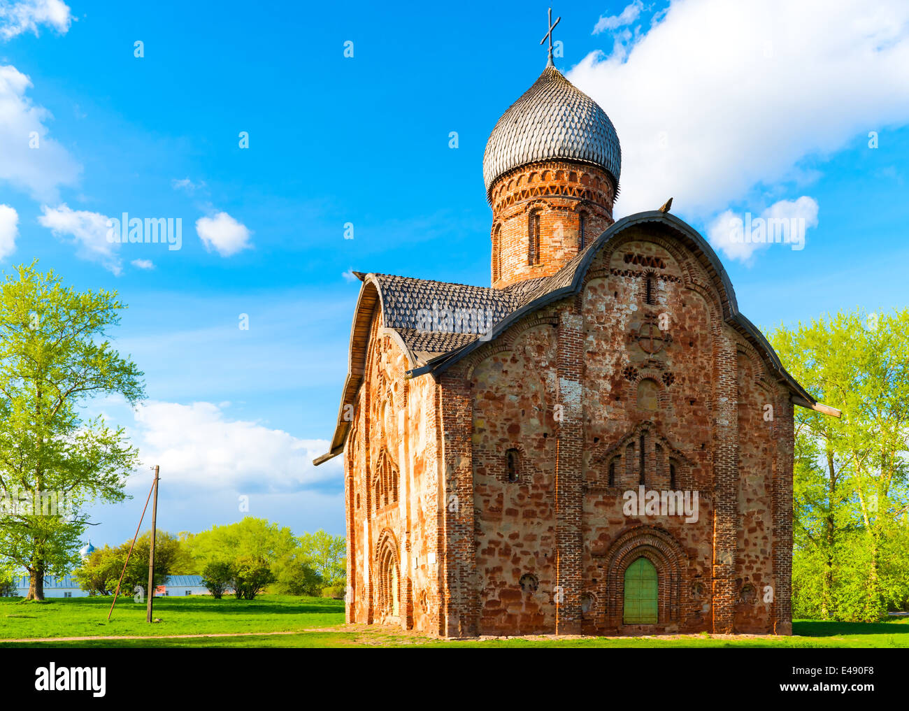 Кирпичный храм в Новгороде