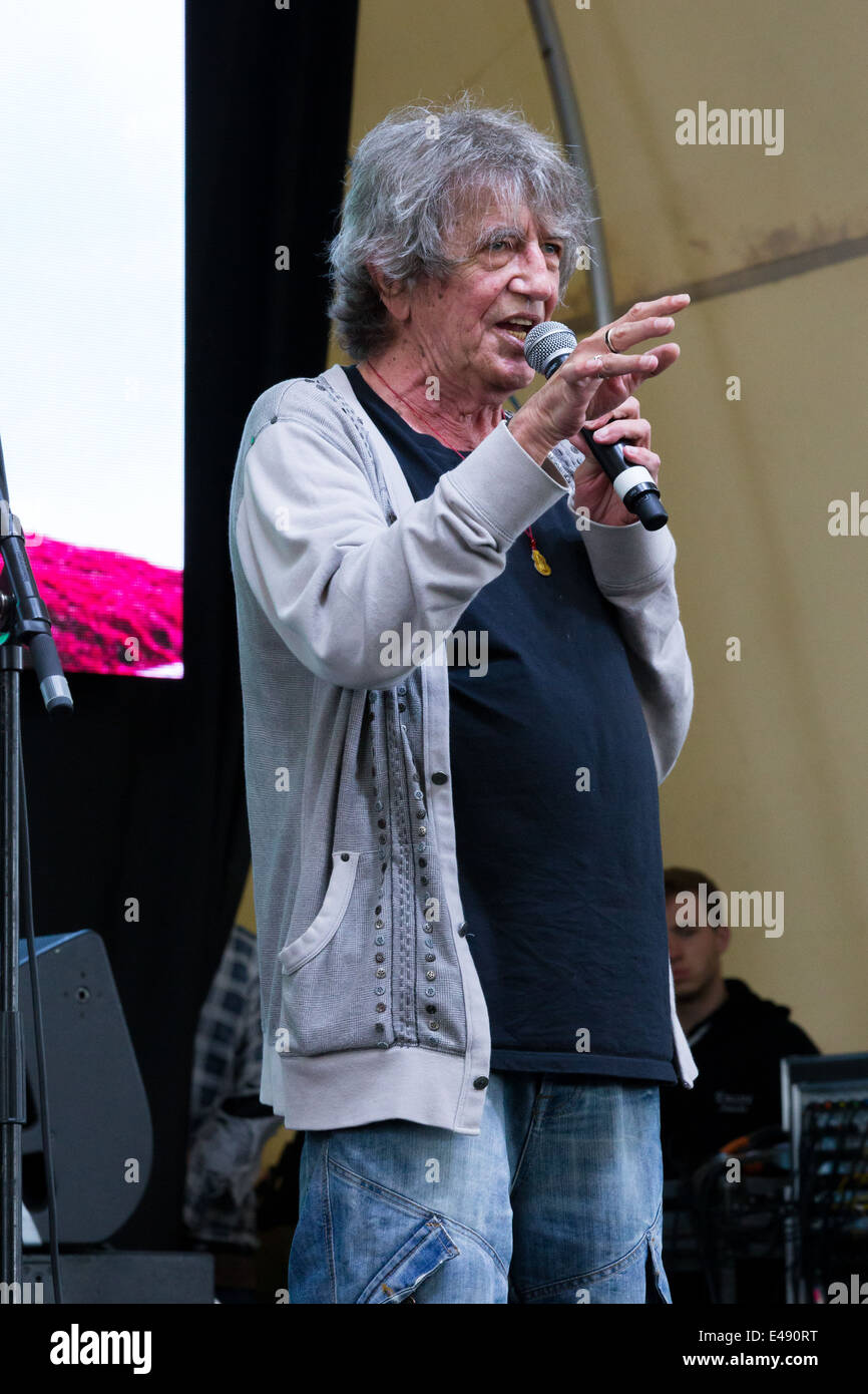 Mr Nice introducing Alabama 3 at the Glade stage of Glastonbury Festival 2014 Stock Photo