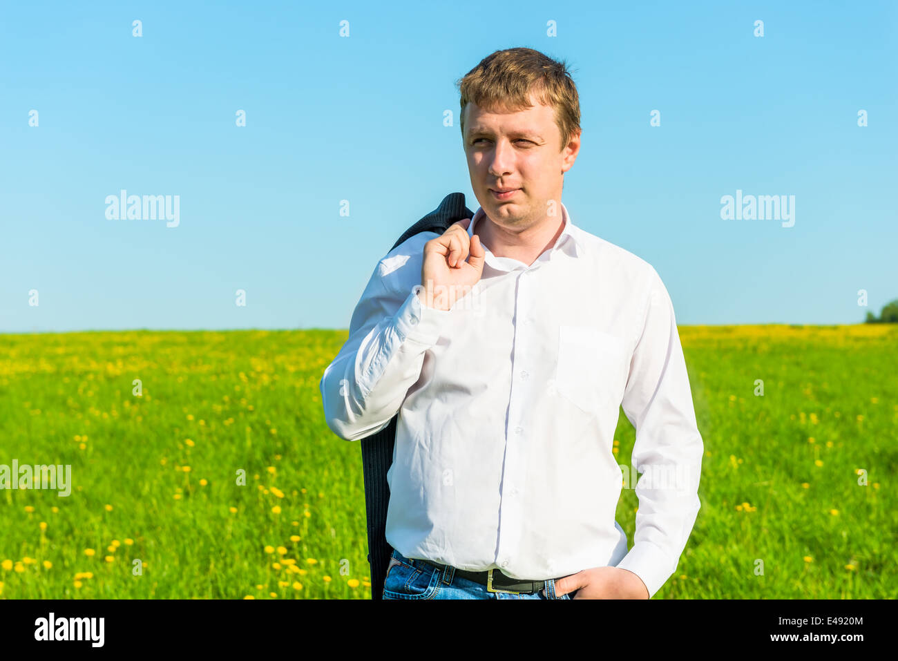 путь бизнесмена трудности. радость бизнесмена. успех в бизнесе. бизнесмен. мужчина в рубахе в поле.