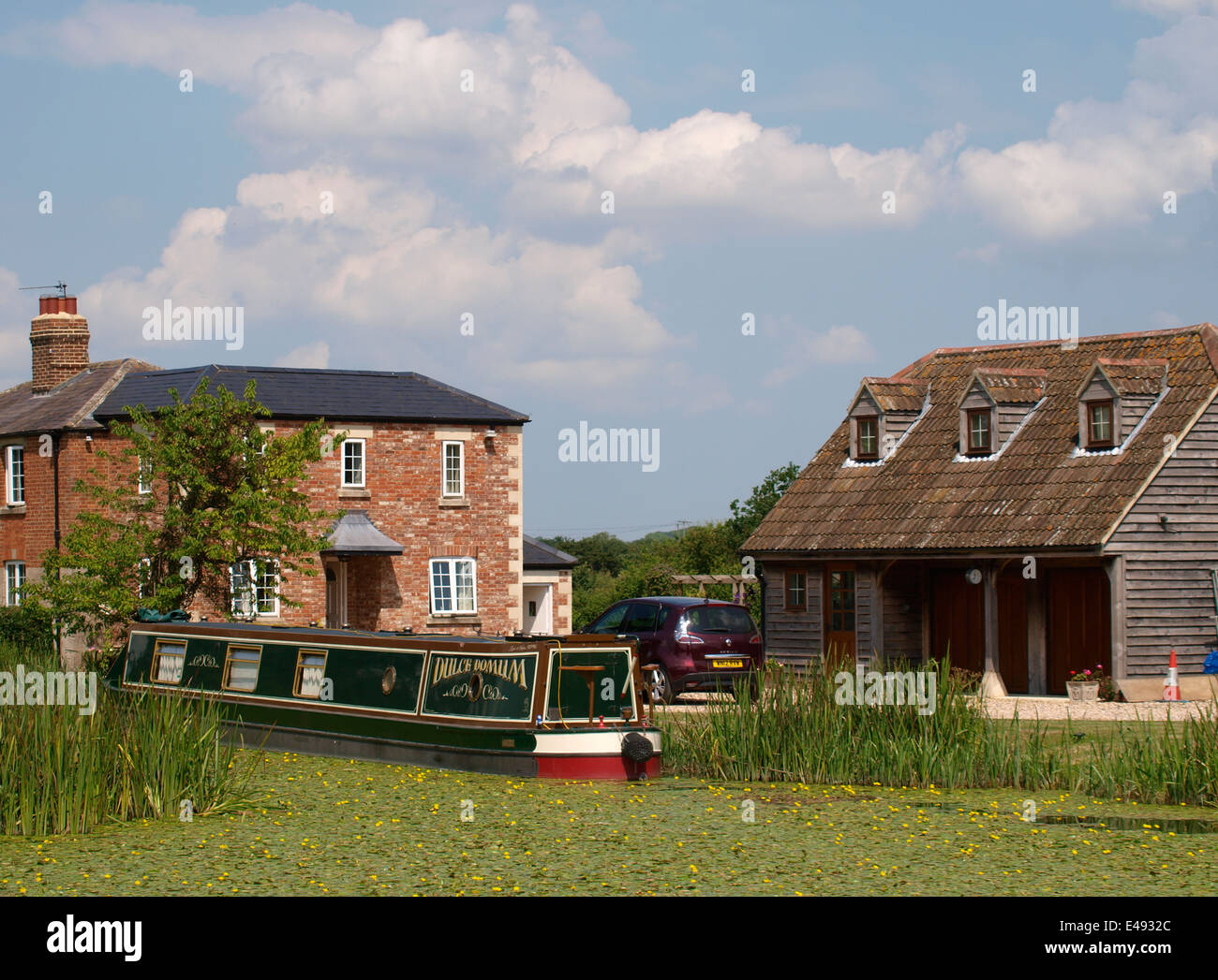Canal side property near the Caen Hill Locks on the Kennet and Avon Canal, Devizes, Wiltshire, UK Stock Photo