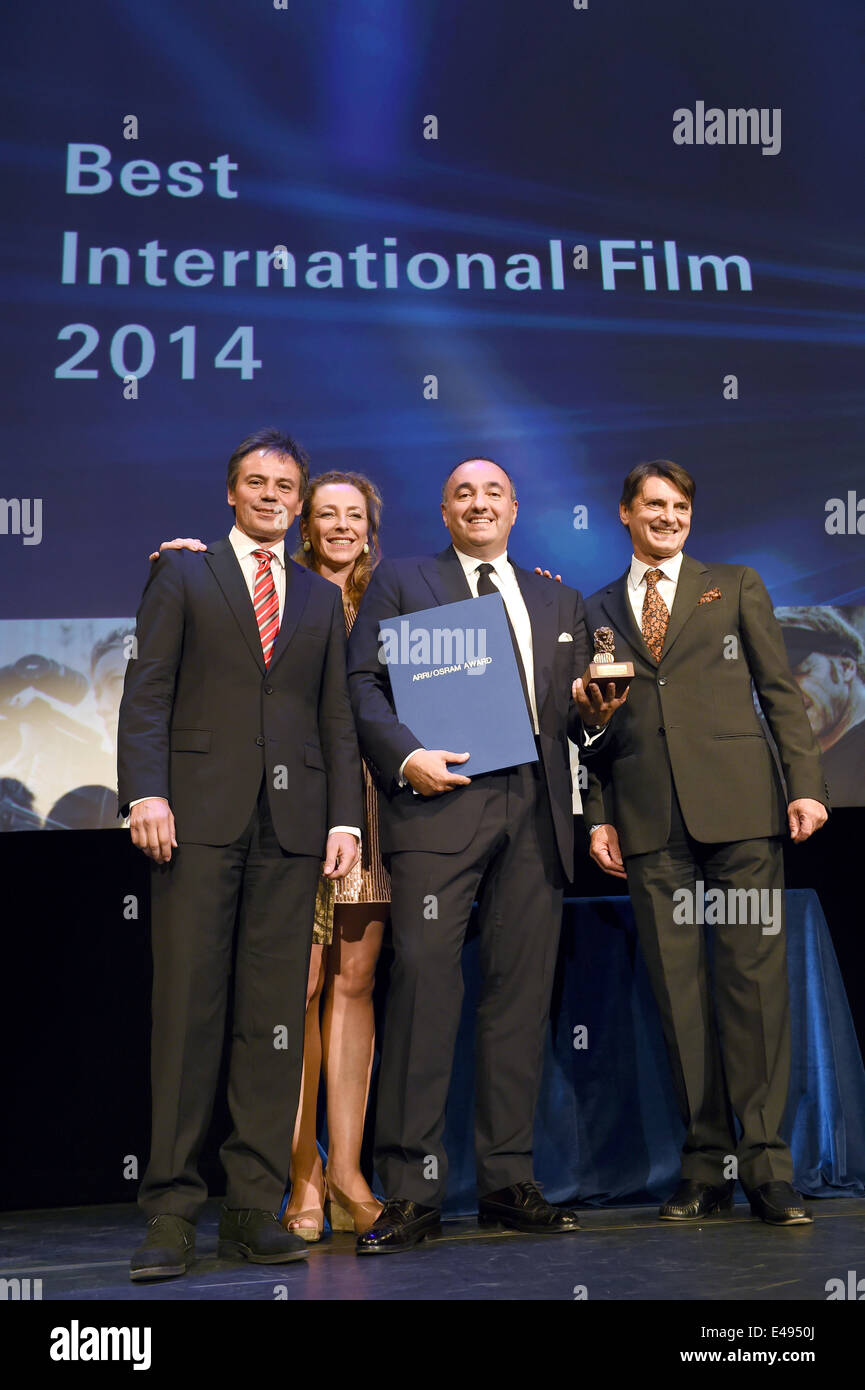 Munich, Germany. 5th July, 2014. Winner of the Arri/Osram Award Ukrainian producer Alexander Rodnyansky (C), chairman of the Arri corporation Franz Kraus (R) head of the Speciality Lighting Osram GmbH Hans-Joachim Schwabe and head of the film festival Diana Iljine at the final event of the Munich international film festival in Munich, Germany, 5 July 2014. Hostess Jessica Kastrop stands next to her. Photo: Felix Hoerhager/dpa/Alamy Live News Stock Photo