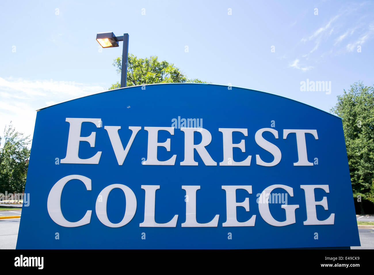 Woodbridge, Virginia, USA. 06th July, 2014. An Everest College location in Vienna, Virginia. Corinthian Colleges, the parent company of Everest College and for-profit corporation has come under scrutiny by the Department of Education for alleged predatory recruiting that leaves students with high levels of debt and low graduation rates. It has been reported that Corinthian has reached a deal to sell most of its schools and close the rest. Credit:  Kristoffer Tripplaar/Alamy Live News Stock Photo