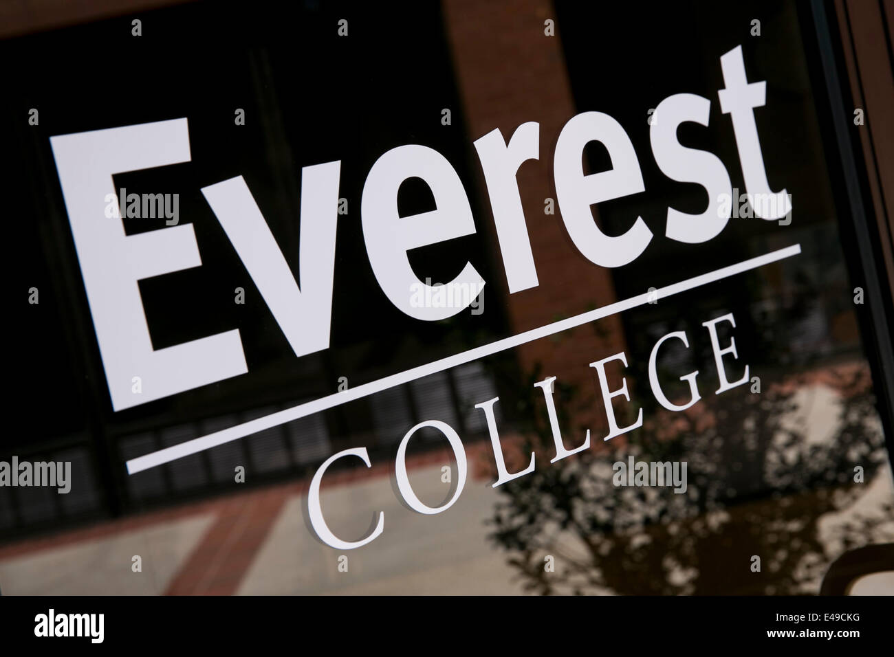 Woodbridge, Virginia, USA. 06th July, 2014. An Everest College location in Vienna, Virginia. Corinthian Colleges, the parent company of Everest College and for-profit corporation has come under scrutiny by the Department of Education for alleged predatory recruiting that leaves students with high levels of debt and low graduation rates. It has been reported that Corinthian has reached a deal to sell most of its schools and close the rest. Credit:  Kristoffer Tripplaar/Alamy Live News Stock Photo