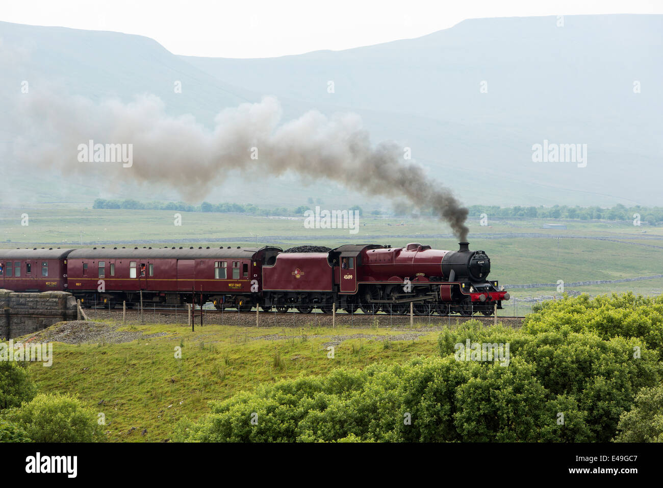 LMS Jubilee Class 45699 'Galatea' crossing the Ribblehead Viaduct, North Yorkshire Stock Photo