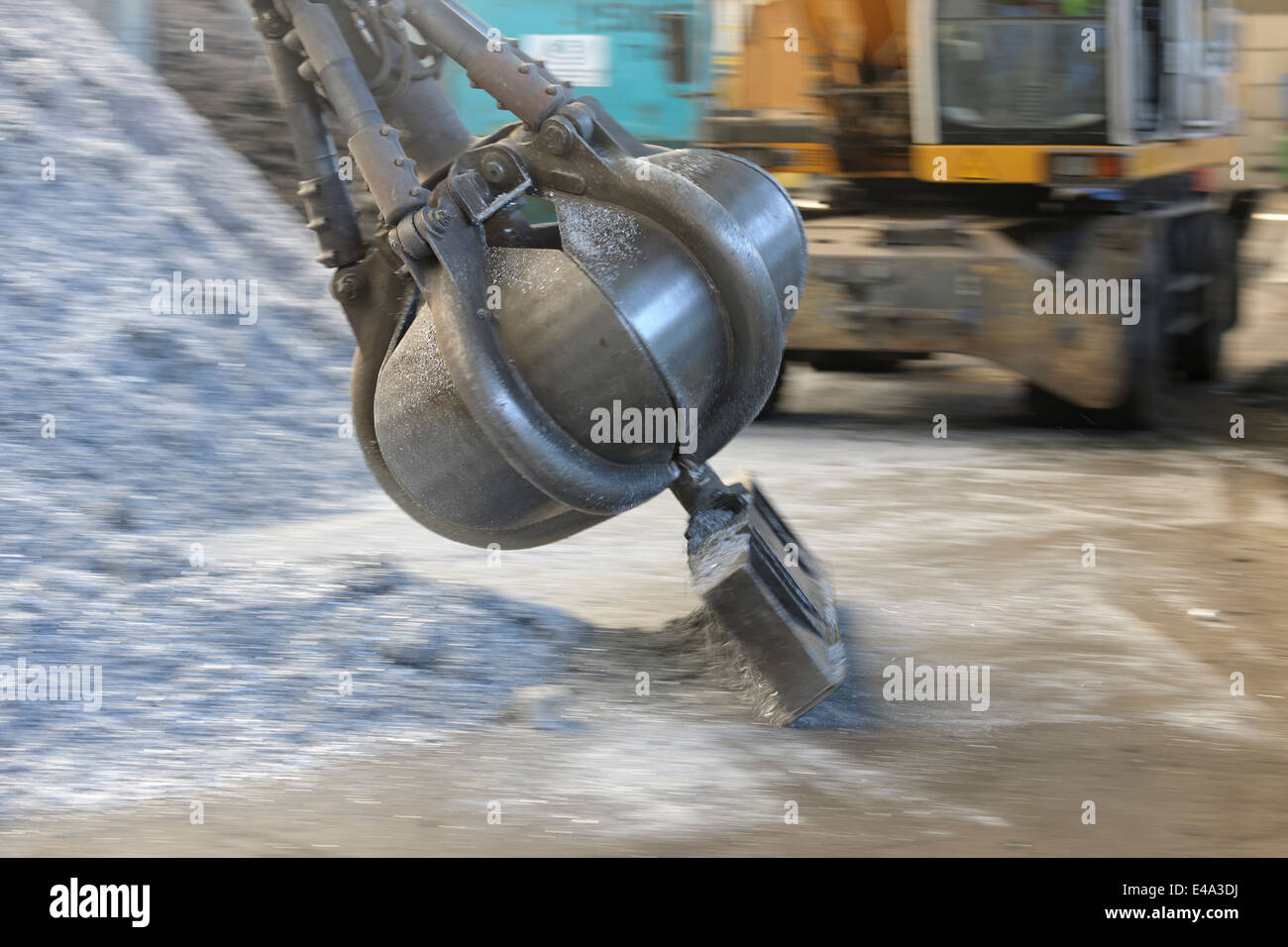 Clamshell grabbing aluminium chips in a scrap metal recycling plant