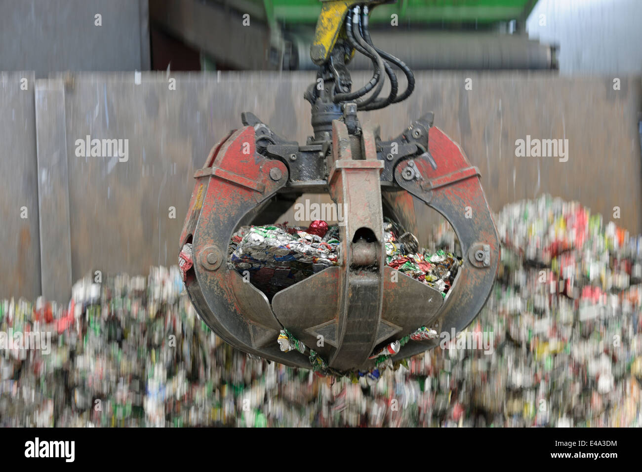 Clamshell grabbing aluminium cans in a scrap metal recycling plant Stock Photo Alamy