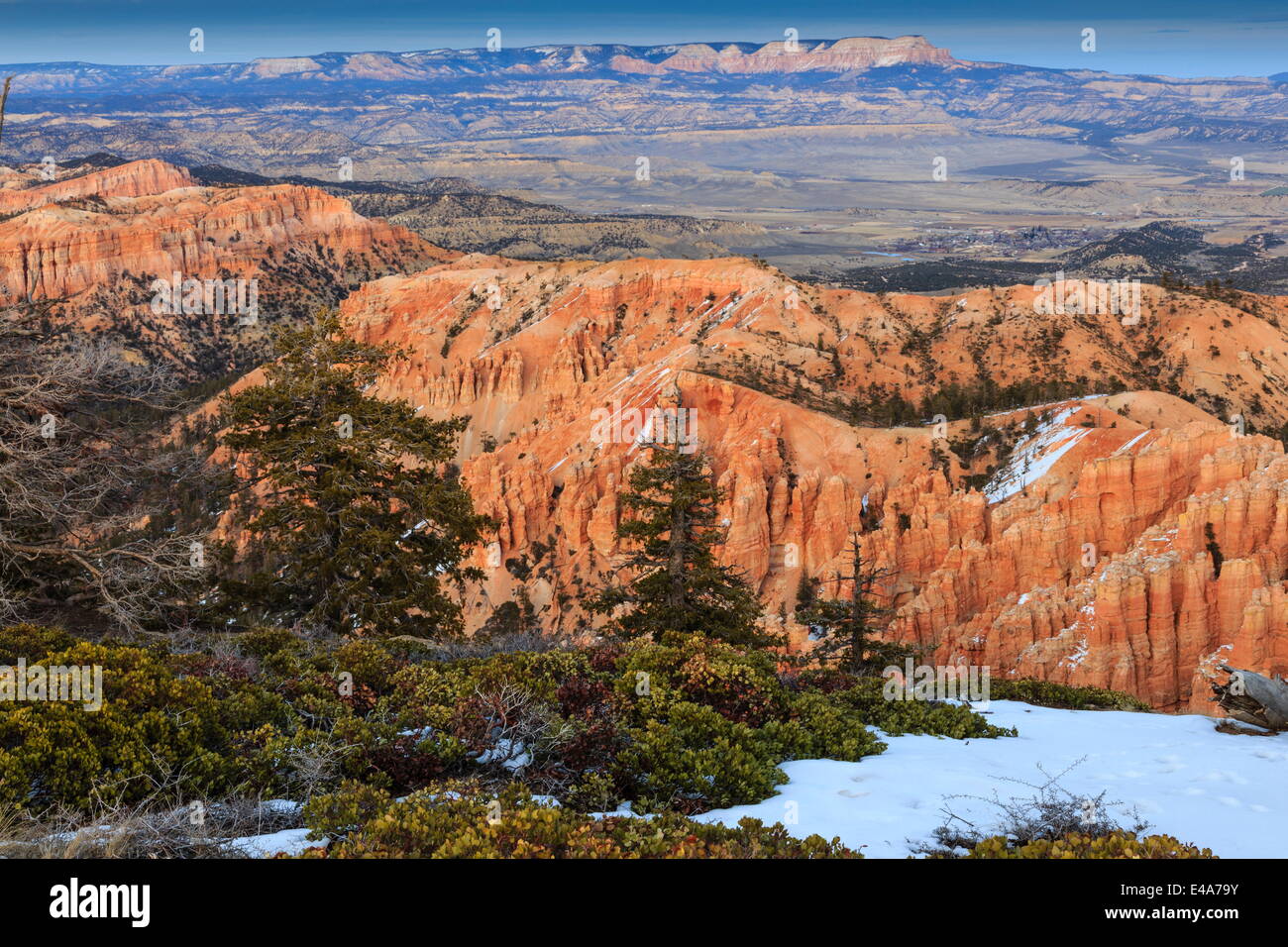 Hoodoos, vegetation and snow with a view on a winter's late afternoon, Bryce Point, Bryce Canyon National Park, Utah, USA Stock Photo
